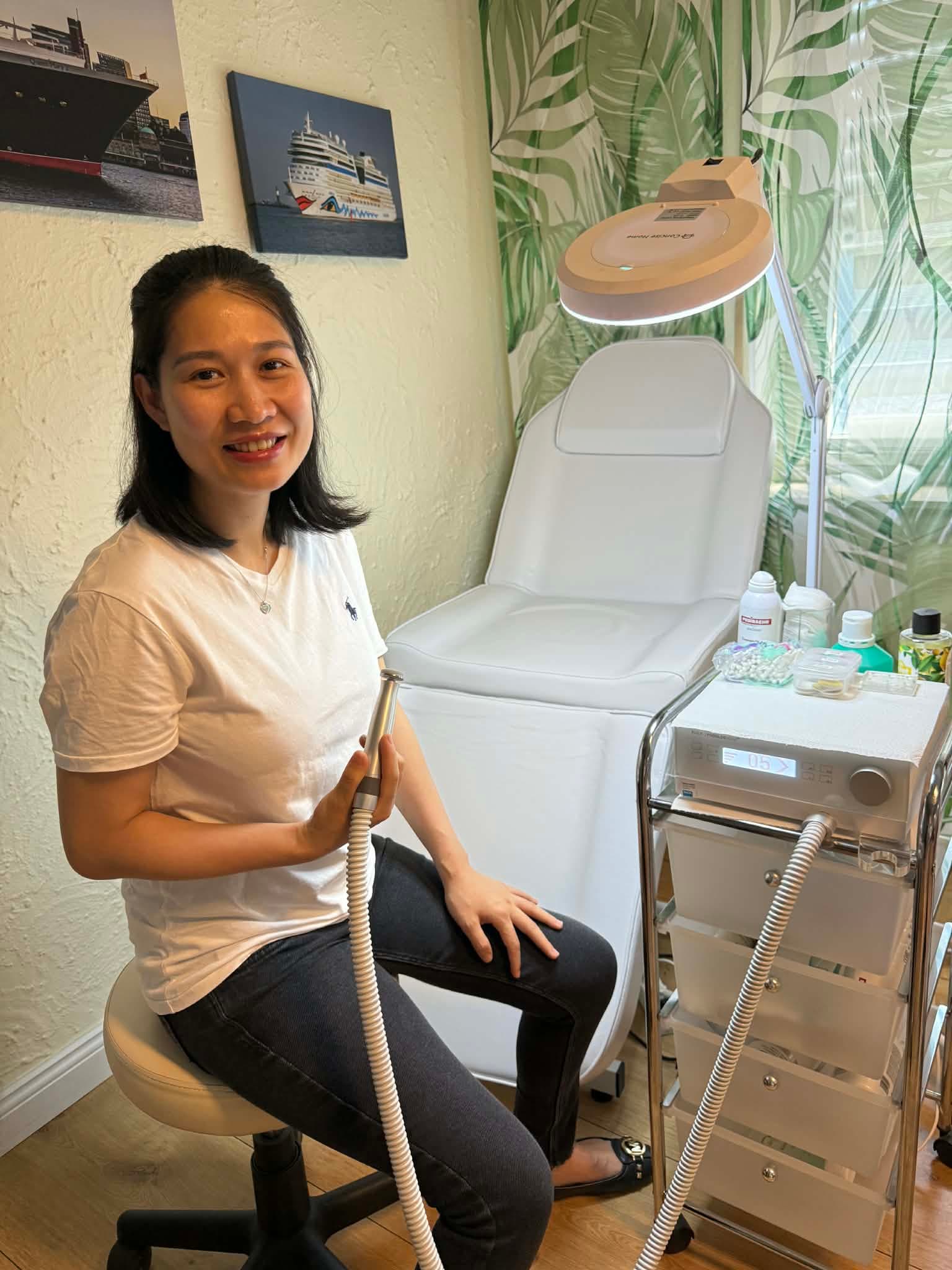 GuK und Fachfußpflegerin Oanh Le mit professionellem Equipment
