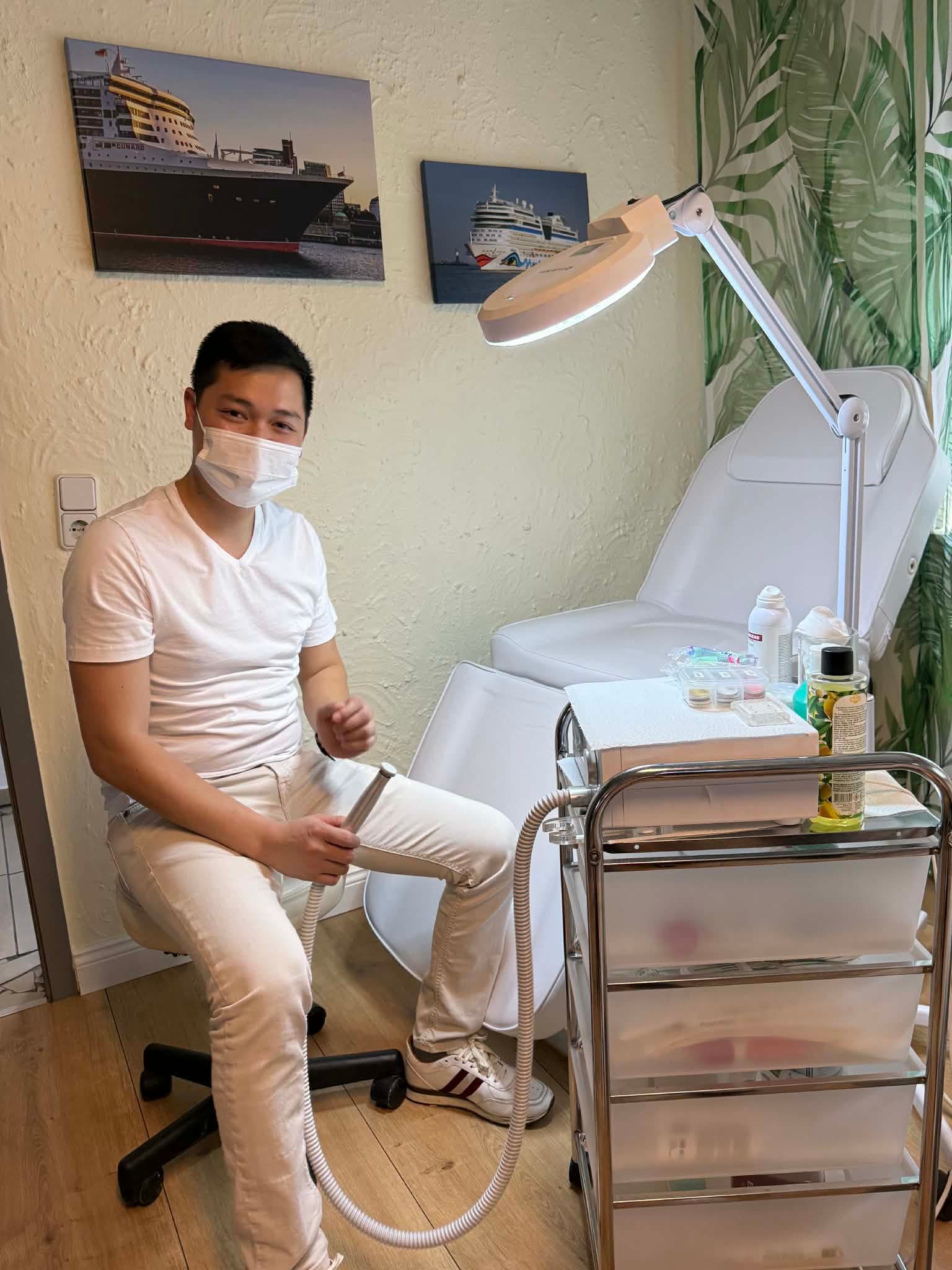 Fachfußpfleger Cuong Nguyen mit Fußpflege-Equipment
